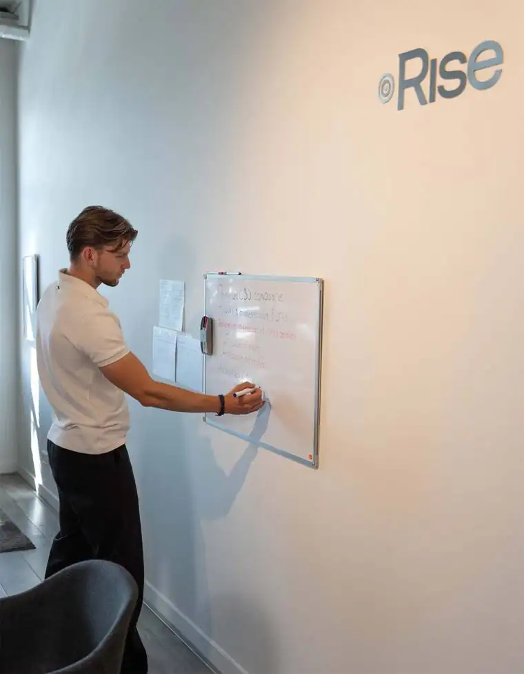Lars werkt aan een nieuwe campagne op het whiteboard