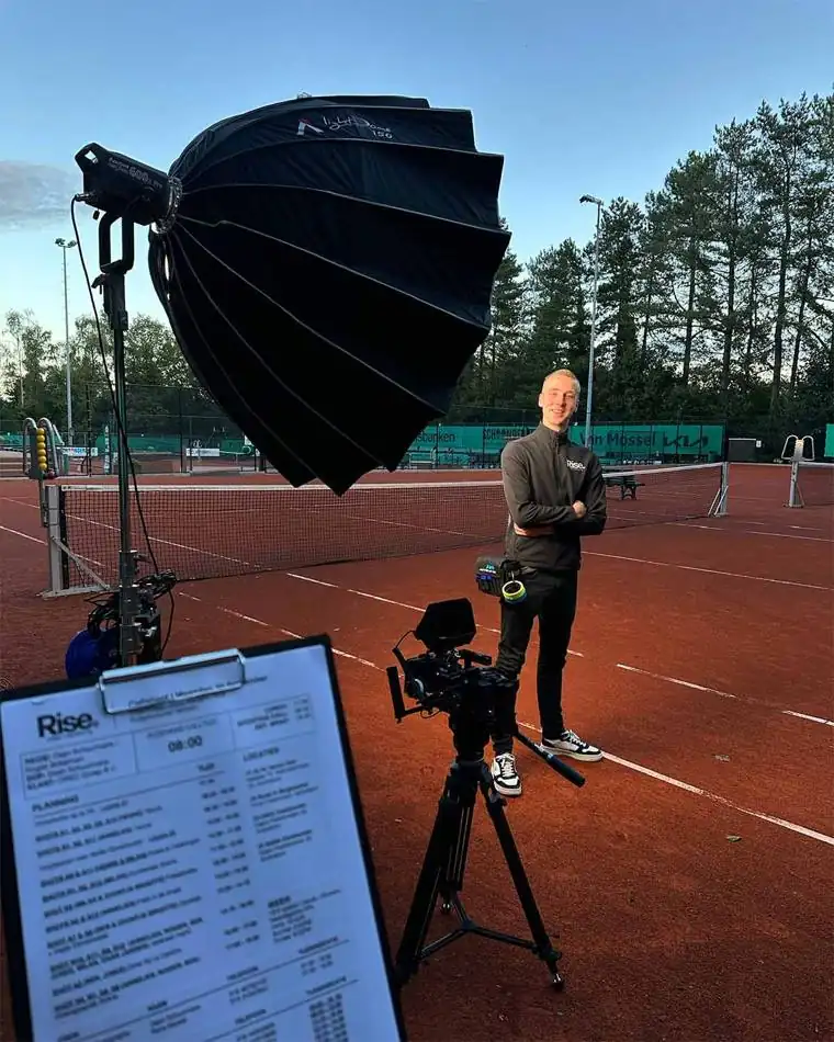 Opnames op een tennisbaan met lichtkoepel